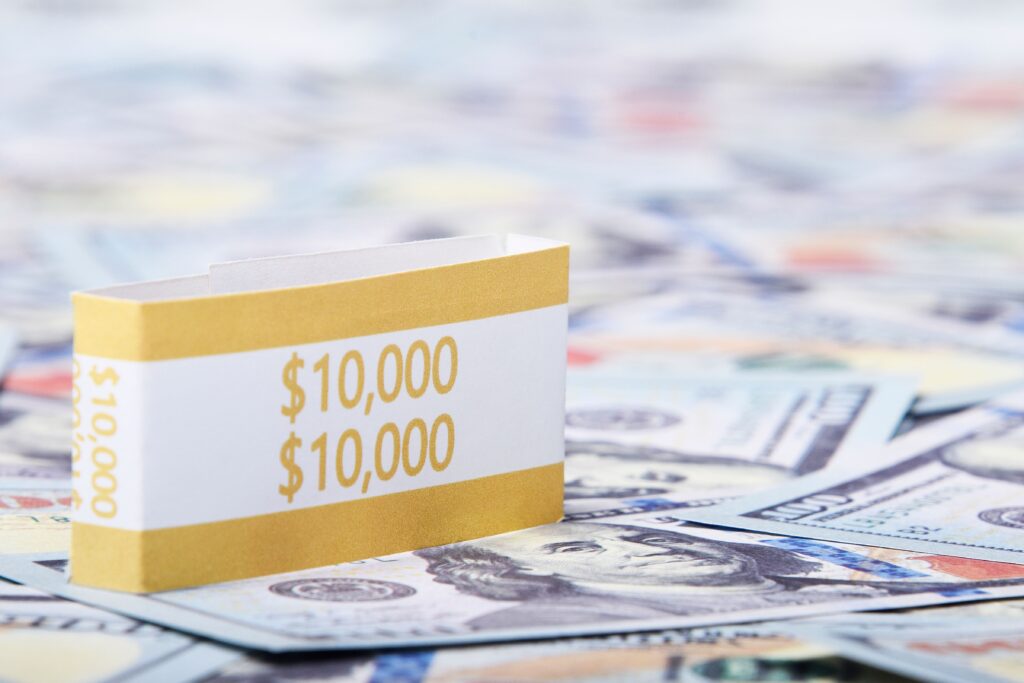 US dollar banknotes illustrating the rise of foreign currency deposits amid rupiah weakness