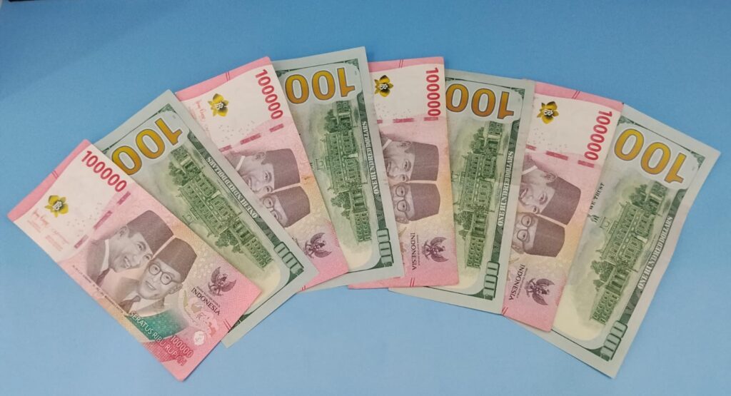Rupiah outlook 2026 illustrated by Indonesian rupiah and US dollar banknotes fanned side by side