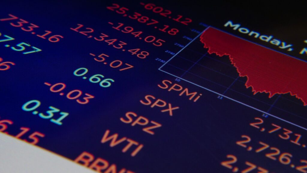 Financial market screen showing stock index declines after the Federal Reserve interest rate decision, reflecting global market volatility.