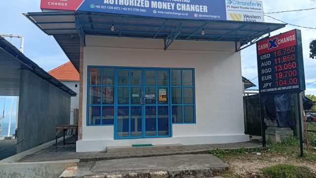 Cash X Change authorized money changer storefront in Kelingking Beach, Nusa Penida